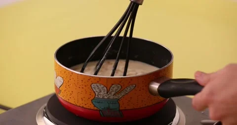 Stirring a white sauce in a pan Video stock 132146563