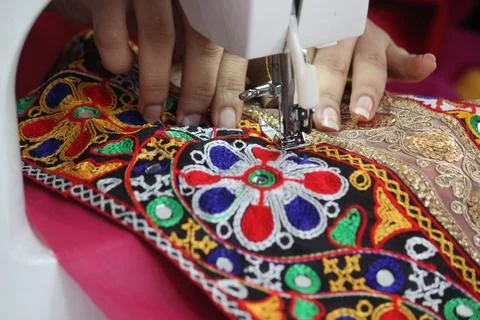 Stitching machine closeup for sewing navratri laces for chaniya choli Foto stock