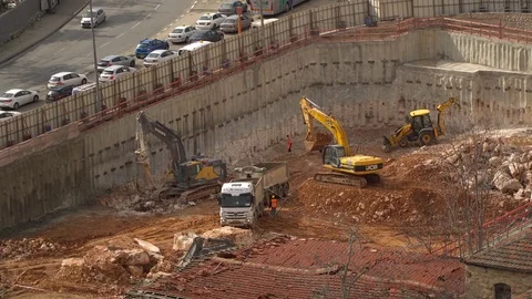 Stock Construction Site from high view Excavator filling up a truck 4K 库存影片 85284814