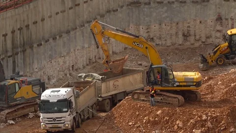 Stock Construction Site from high view Excavator filling up a truck 4K 库存影片 85299919