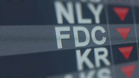 Stock exchange ticker of FIRST DATA CL A FDC with decreasing arrow. Editorial 库存影片 119618953