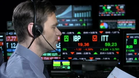 Stockbroker smiling Video stock 200142519