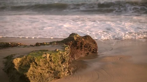 Stone and waves  at the beach Vidéo 46084619