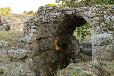 Stone arch with ancient masonry structure 库存照片