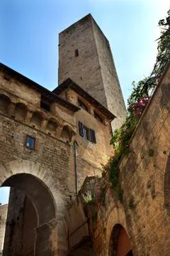 Stone arch de becci de cuganesi tower narrow street via san giovanni san gimi Stock Photos