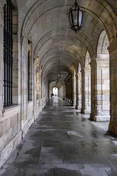 Stone arched corridor creating perspective with historic architecture Foto stock
