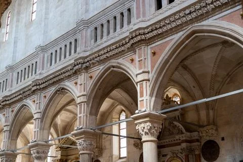 Stone arches and columns inside Cathedral of St. James, ibenik Stock-Fotos