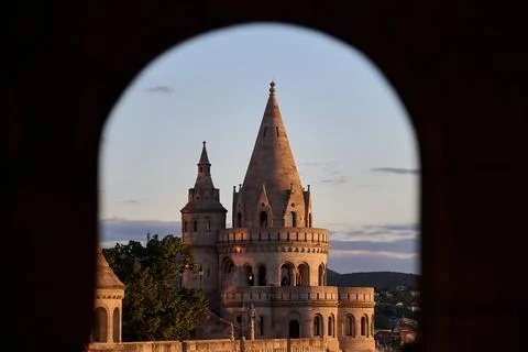 Stone archway framing central conical towers of Fisherman's Bastion during su Foto stock