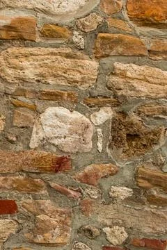 Stone background vertical solid weathered light beige large blocks limestone Foto stock