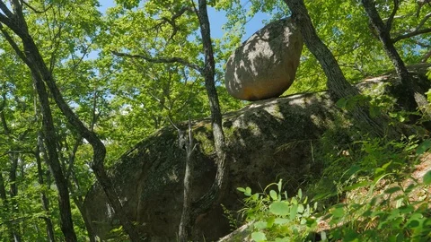 Stone balancing on edge of the rock. Video stock 108591448