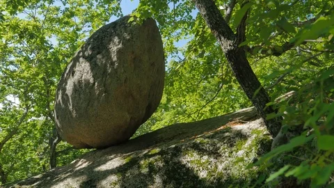 Stone balancing on edge of the rock. Video stock 108591900