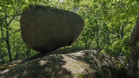 Stone balancing on edge of the rock. Video stock 108596372
