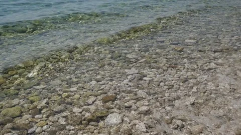 Stone beach with coming water in waves 動画素材 78908097