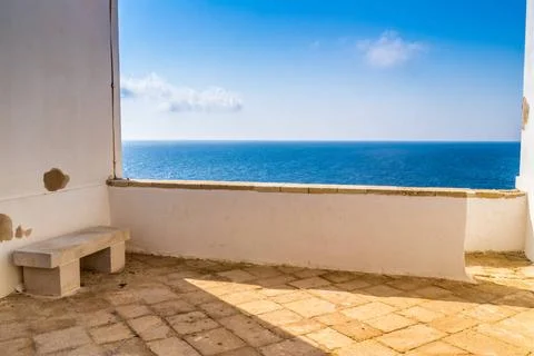 Stone bench on steep cliffs stone bench and parapet on steep cliffs above ... Foto stock