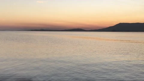 Stone bouncing in water 動画素材 134982074