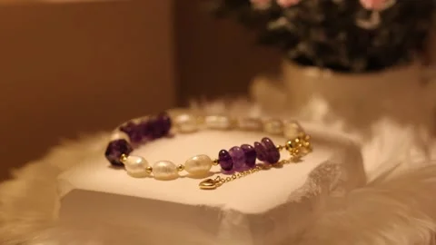 Stone bracelet on display stand showcases fine craftsmanship Vídeos de archivo 337420426