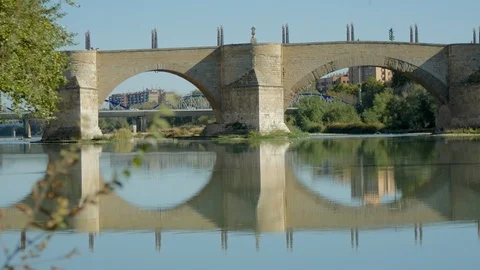 Stone Bridge and Ebro River. Zaragoza, Spain 스톡 동영상 89809024