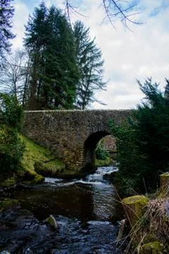 A stone brigde going over a river 库存照片