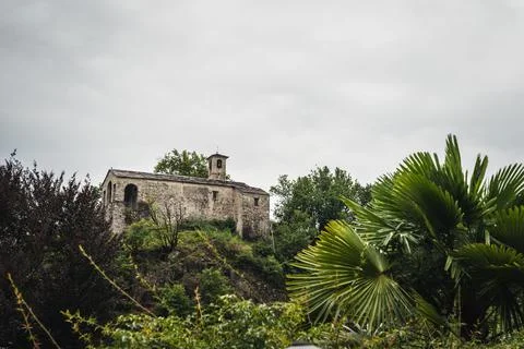 Stone building on the top of a mountain surrounded by forest on a cloudy day Fotos de archivo