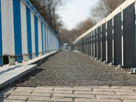 Stone cobblestone pedestrian path going across bridge 库存照片