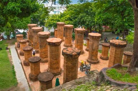 Stone columns located on the site in front of the entrance to the temple comp Foto stock