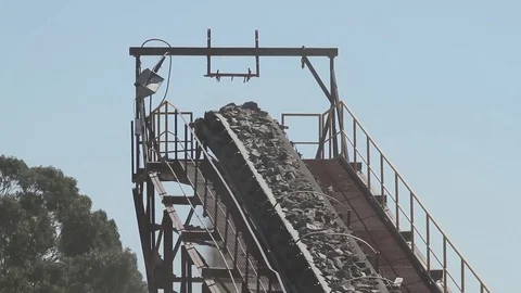 Stone-crushing machine Видео 77050372