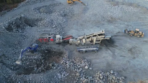 Stone crushing plant processing rocks in Finland during spring Vídeos de archivo 343455142