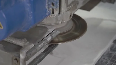 Stone cutting Stockbeeldmateriaal 108304115
