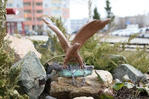 Stone eagle on a chain Stock-Fotos