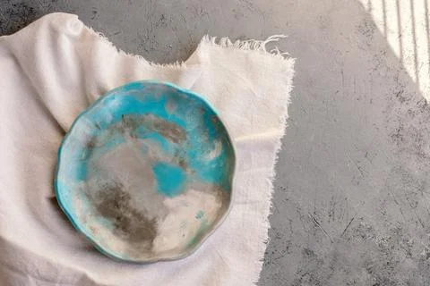 Stone emerald platter on conrete table, mockup 스톡 사진