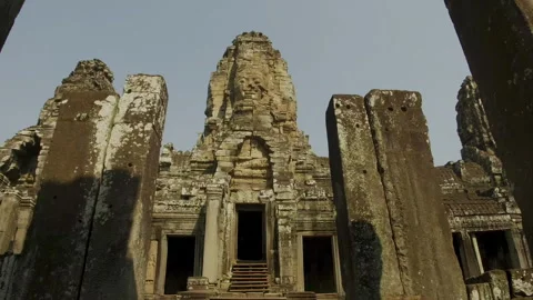 Stone face tower at Bayon temple in Angkor Thom, Cambodia 库存影片 331949034