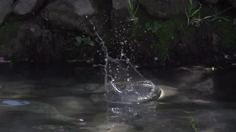 Stone falling in water in Super Slow Motion Video stock 29399990