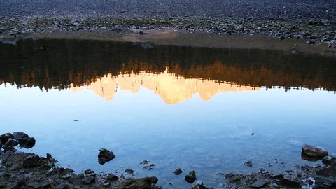 Stone falls into calm in Carezza lake water 库存影片 86288823