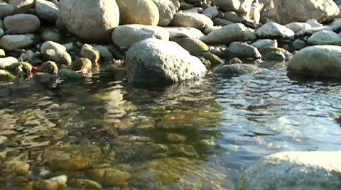 Stone falls into water 動画素材 600068