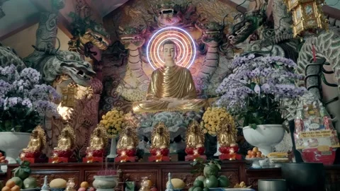 Stone figures of dragons surround a golden statue of the Buddha 스톡 동영상 333339907