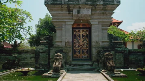 Stone gate and guardian statues , Pura Puseh Desa Batuan, Bali Stockbeeldmateriaal 339776476