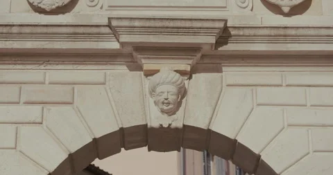 Stone head relief on Balbi's Arch in Rovinj 스톡 동영상 334243175