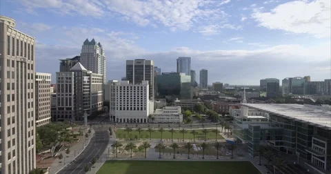 Stone High Rise Above Quiet Avenues in Downtown Orlando 库存影片 64587557