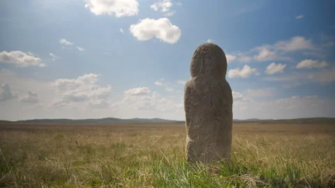 The stone idol stands in the steppe. Vídeos de archivo 327708925