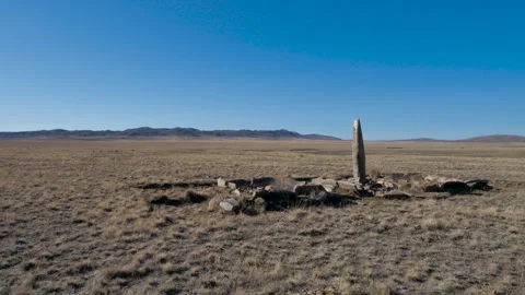 The stone idol stands in the steppe. Vídeos de archivo 327717674