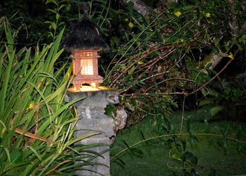 Stone lantern in a Balinese garden. Foto stock