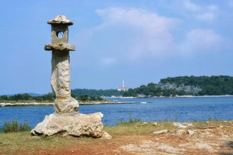 Stone lantern on the shore. Stock-Fotos