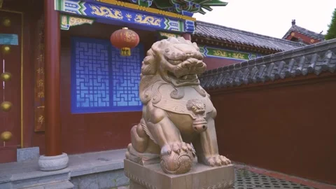 A stone lion statue in front of an ancient Chinese ancestral hall Stock Footage 156942713