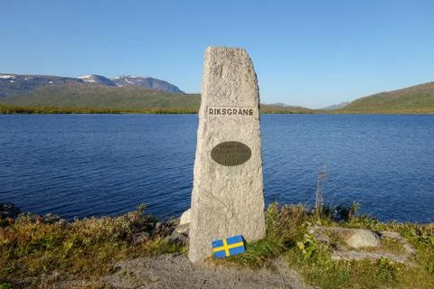 Stone marking the border crossing between Sweden and Norway at E12 road to Mo Foto stock