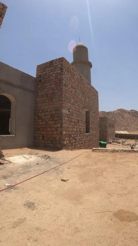 Stone Mosque Under Construction in Desert Landscape Vídeo Stock 320468054
