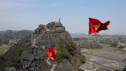 Stone Path to the Top of Mua Caves in Ninh Binh Vietnam with National Flags Stockbeeldmateriaal 313622321