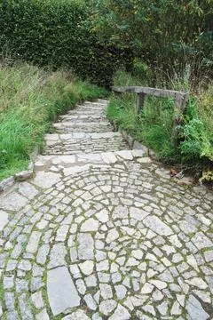 Stone Pathway with Steps at The Chalice Well in Glastonbury England Foto stock