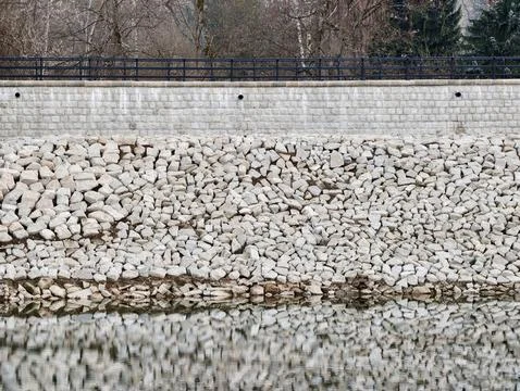 Stone pattern visuals. Minimalist depiction of riprap with tranquil water a.. Foto stock