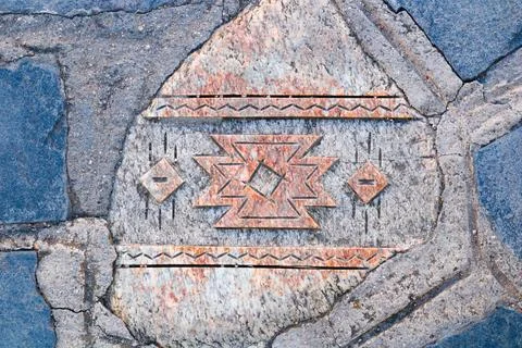 Stone pavement with decorative geometric pattern in engraved ornamental desig Foto stock