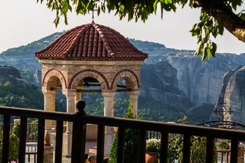 Stone Pavilion Structure at Meteora Monastery with Mountain View Foto stock